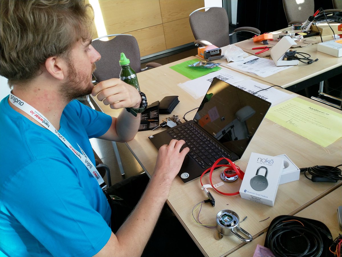 vm00z's tweet image. @_evict on @hardwear_io &apos;s hardpwn Noke padlock challenge... #hw_io18 #hardwear_io #HackFearlessly