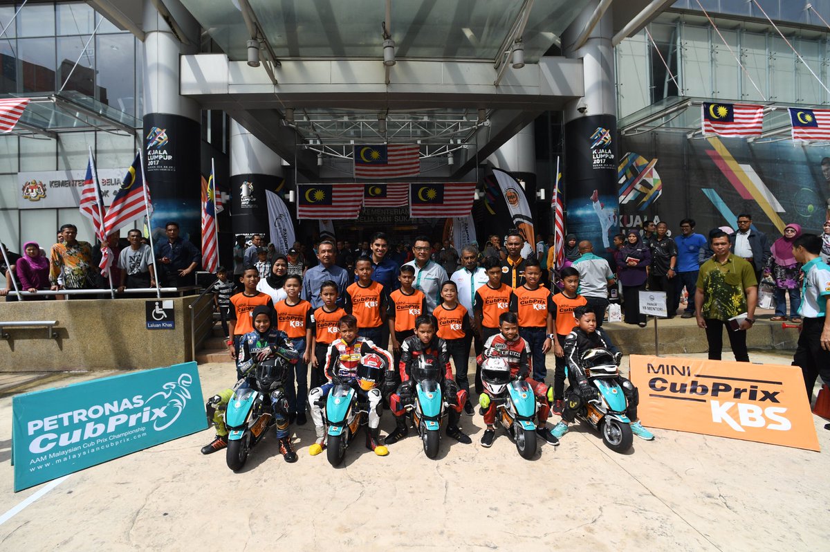 1. Sempat melancarkan Mini CubPrix KBS pagi tadi. KBS sentiasa menyokong kemajuan sukan pemotoran di Malaysia dan melalui Malaysia Cub Prix Championship, sukan permotoran di negara akan sentiasa diangkat.