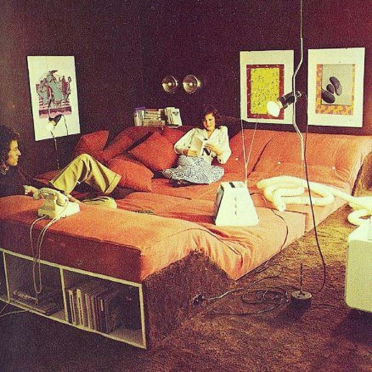 artisticboundco's tweet image. Chill to infinity!!! Either we missed the memo or the memo missed us. For some reason this looks like some seriously fun stuff and a really cool way to live... Man were really messing up. Cue the time machine and let's go back a few years!!! #eclecticspaces