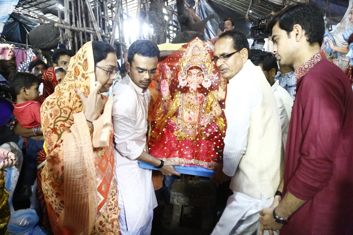 ChouhanShivraj's tweet photo. श्री गणेश चतुर्थी के पावन अवसर पर आज प्रथम पूज्य श्री गजानंद महाराज को निवास पर लेकर आया। अलौकिक, दिव्य और मन मोह लेने वाली है गणेशजी की मूर्ति। आपसे प्रार्थना है कि हम सभी पर अपनी कृपा बनाए रखें। #GaneshChaturthi https://t.co/PctuUIBXb1