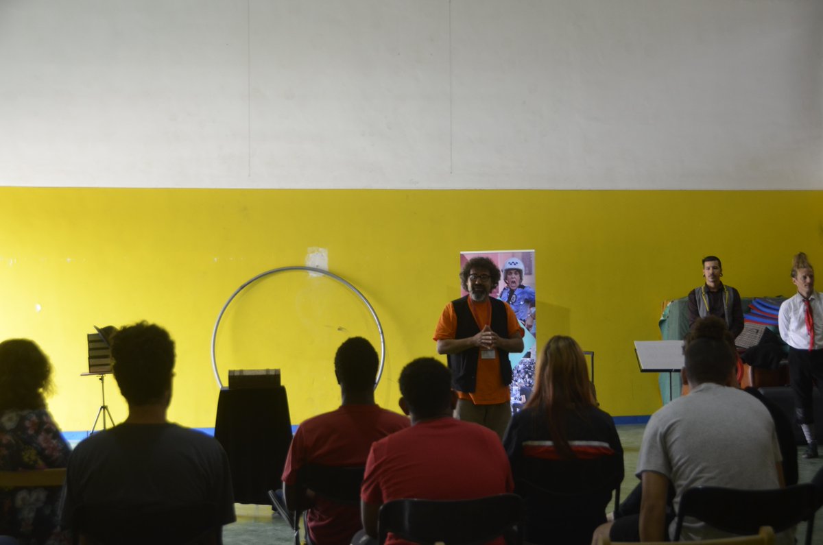 justiciacat's tweet photo. Els joves interns al Centre Educatiu Els Til·lers, a #Mollet, també gaudeixen de #màgia i #teatre! Moltes gràcies als membres del @festivalarlequi, per apropar la #cultura als menors i contribuir a obrir-los nous horitzons!
#educació #teràpia #voluntariatsocial https://t.co/xHBHXbbbDk