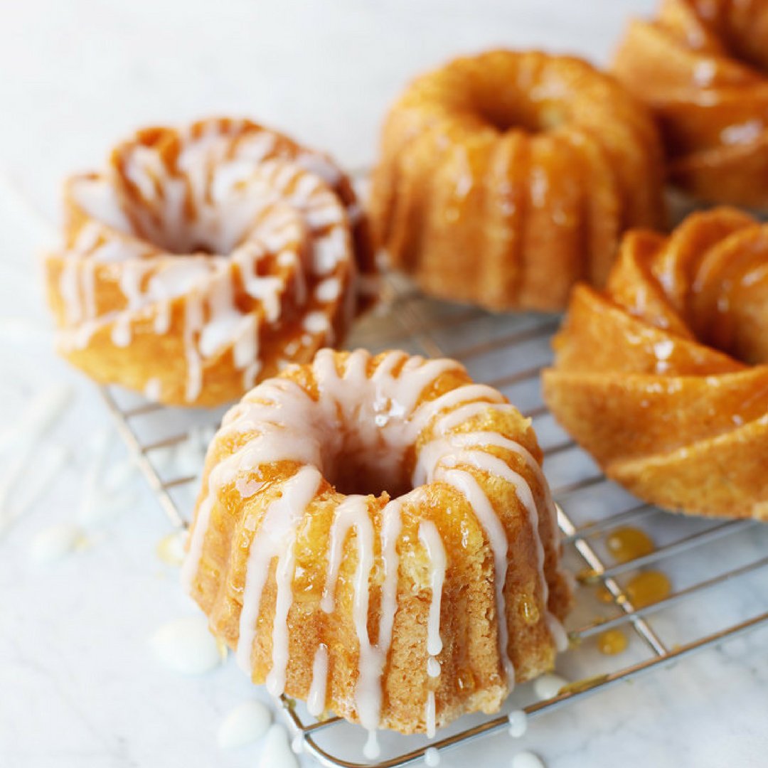 These mini lemon bundt cakes are dear to our hearts (and our growling stomachs) 🍰 Find Helen Vass' recipe at 👉 bit.ly/khoollect-bund…
