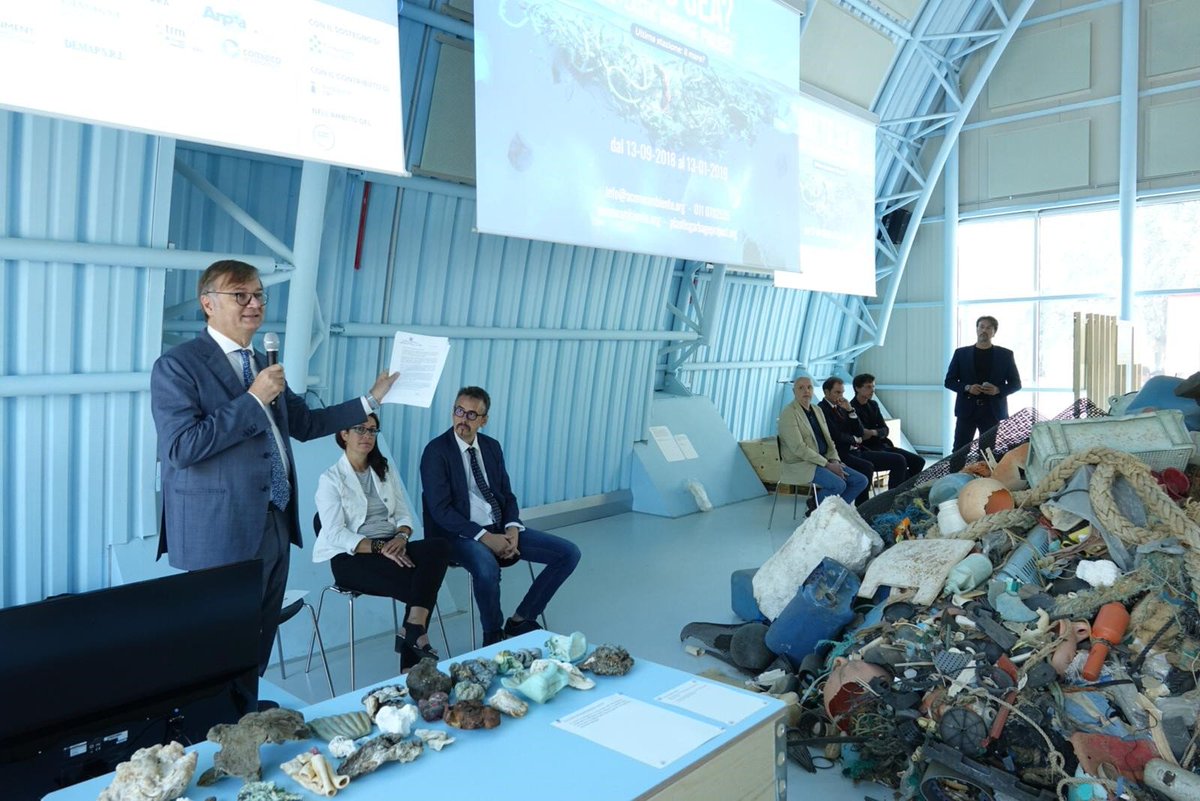 ReRebaudengo's tweet image. Al @MAcAMuseo do il via a #OpeningCeremony di #OutToSea? The #PlasticGarbage Project. Grazie a tutti i presenti e a @SergioCosta_min per il messaggio di saluto con cui ci ringrazia di cuore per il nostro impegno e ci augura #buonlavoro ! buff.ly/2NKYrUn @minambienteIT