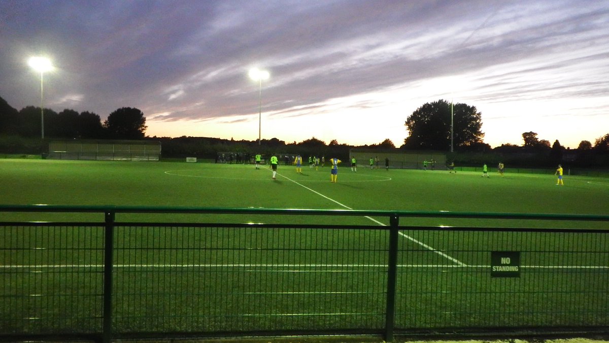 イングランド ドイツ サッカー留学 U18 Hendonfc対 Haringeyborofcの試合を視察 両チームとも7部リーグ所属クラブの下部組織ですが 蹴る 受けるといった技術はそれほど高いレベルではありませんでした ただ ほとんどの選手が自分のプレーに自信を持っ