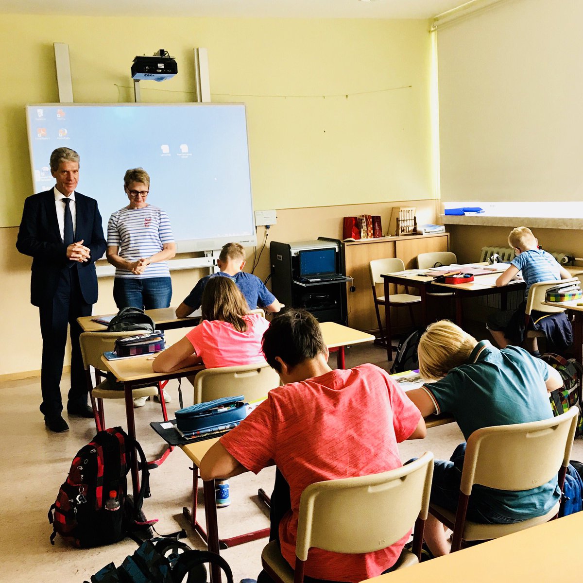 BildungTH's tweet photo. Minister @HelmutHolter heute zu Gast an der #Wieratalschule #Regelschule im #AltenburgerLand; mit #Elternvertretern, #Schulleitung & #Schulträgern geht es um #Wege zur Unterrichtserfüllung, #Fachkräftesicherung & zukunftsfähiges #Schulnetz #ZukunftSchule #GuteBildungTH https://t.co/jtCpg23eIv