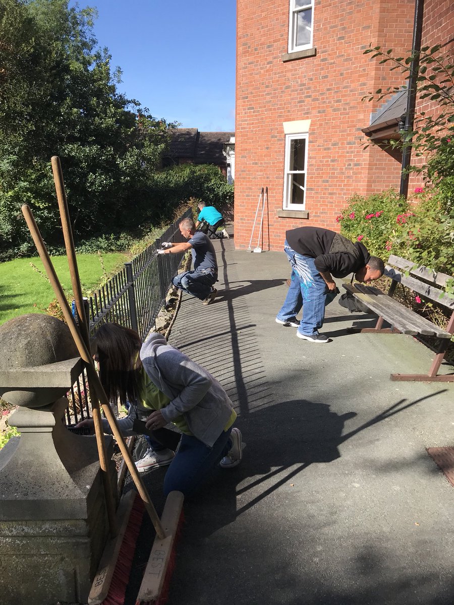 Fleurie_H's tweet photo. Itβs #BVTBigTidyUp day in #Telford
Weβre working at Parville House today, sanding and painting railings and benches to give them a new lease of life! #BeBVT #TeamBVT https://t.co/aPDTCVyPhW