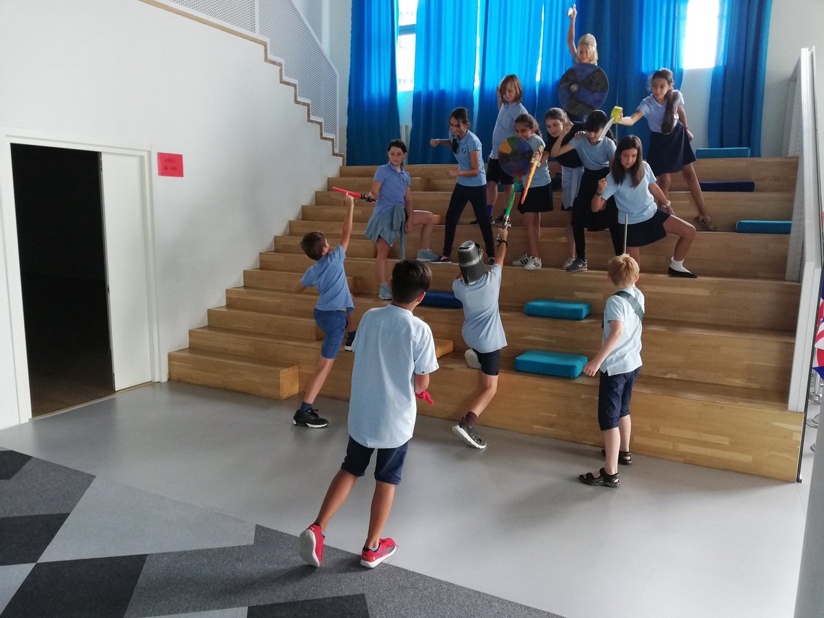 BISTDrama's tweet photo. The Battle of Hastings as performed by Year 7 #historydramacrssover #learnthroughperformance #dramabist #historybist #BIST https://t.co/vRhmsgIDDU
