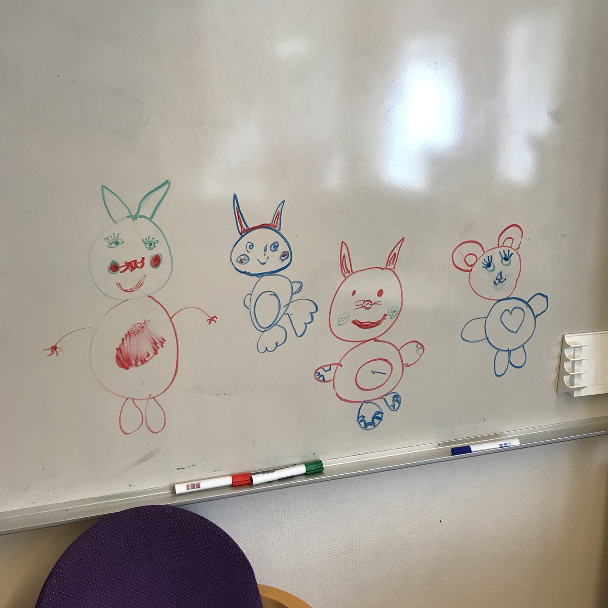 Idag har jag suttit med en grupp i åk 1 och pratat om kamratskap. Fick några kaniner på köpet🐇 #holmaskolan #kompis #skolkurator #kurator #elevkonst