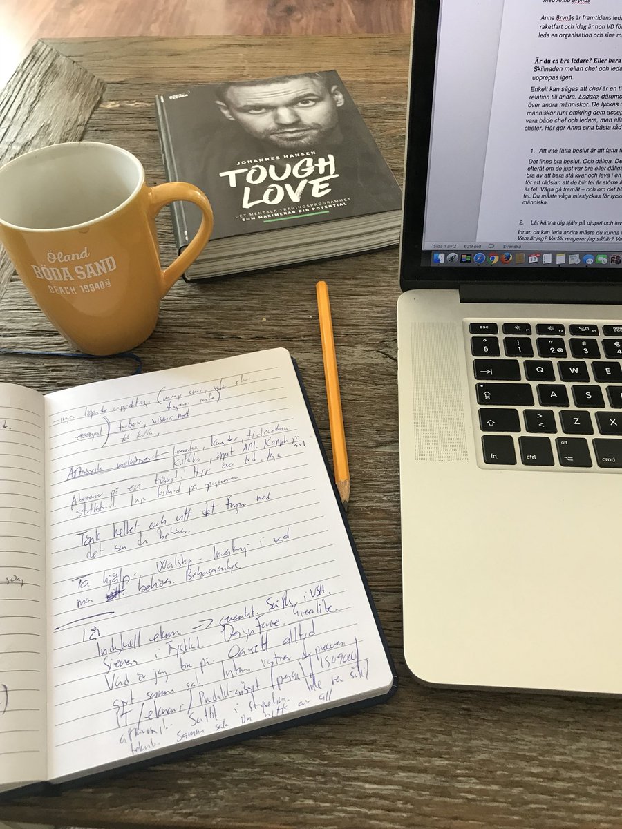 Med Johannes Hansens blick och kaffe i Böda Sands mugg åstadkommer jag under. Eller under och under. Åstadkommer i alla fall texter från intervjuer jag gjort med grymma människor. #detskablienbok #hemmajobb