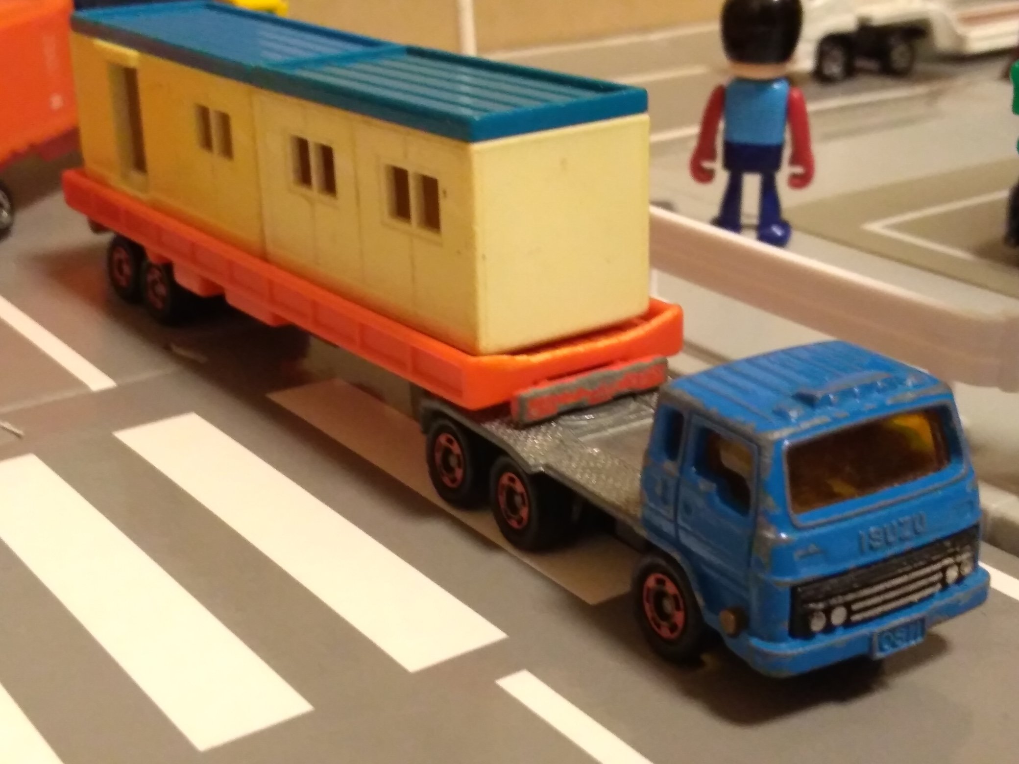 Tigerlatte ロングトミカ L 15 いすゞv12 ハウストレーラー ジャンク品ですが念願の入手です 扉欠品傷多数ですが良いとします 笑 3軸のトレーラーヘッドは珍しいですね チルト機能もあります また荷台のプレハブも脱着可能です T Co Ygevrslmsb