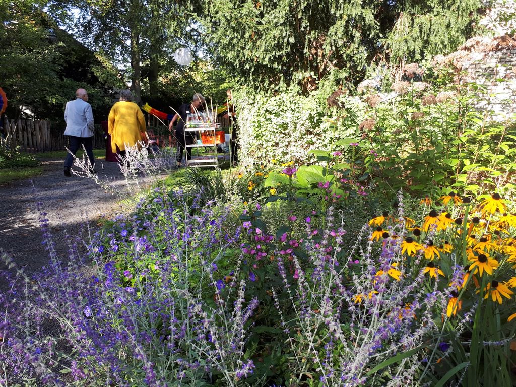 HOEK_groen's tweet image. Belevingstuin Buitenhof Bernardus feestelijk geopend door het symbolisch planten van een boom door wethouder van Kempen en 2 vrijwilligers.  Blij dat wij een stukje hebben kunnen bijdragen om deze tuin te realiseren #beleeftuin #participatie #zorgomgeving #aanleg