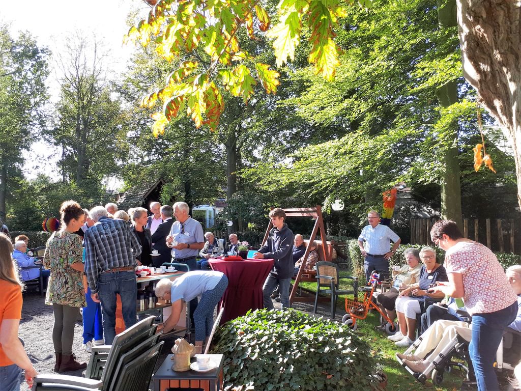 HOEK_groen's tweet image. Belevingstuin Buitenhof Bernardus feestelijk geopend door het symbolisch planten van een boom door wethouder van Kempen en 2 vrijwilligers.  Blij dat wij een stukje hebben kunnen bijdragen om deze tuin te realiseren #beleeftuin #participatie #zorgomgeving #aanleg