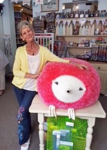 #SuzieOnTour I had a fabulous time helping celebrate M &amp; G Designs' 20th Anniversary celebrations! There was a tombola, goodie bags, workshops and of course always time for a cuddle 🥳🎉 #spikeontour #hedgehog #gianthedgehog #WhoAteAllTheCake