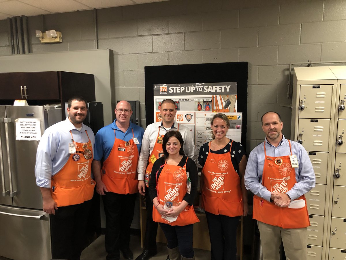 IF Captain Kristen in 6201 is such a champion and advocate for safety in her store! Over 220 days safe so far! Way to go! #SafetySelfie #InFocus #Club365