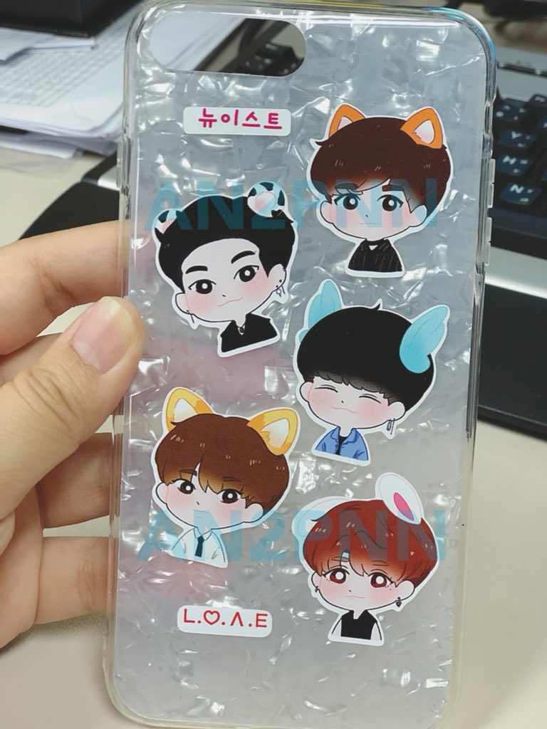 An2Pnn's tweet photo. สตก. แฟนอาร์ต NU'5 แผ่นละ 40 บาท พร้อมส่งนะจ้า สั่งซื้อได้ทาง dm เลยค้าบ ❤️ #ตลาดนัดNUEST #แผงลอยเลิฟ #NUESTWENCOREBKK #NUESTFAIR https://t.co/SypZKjFJ17