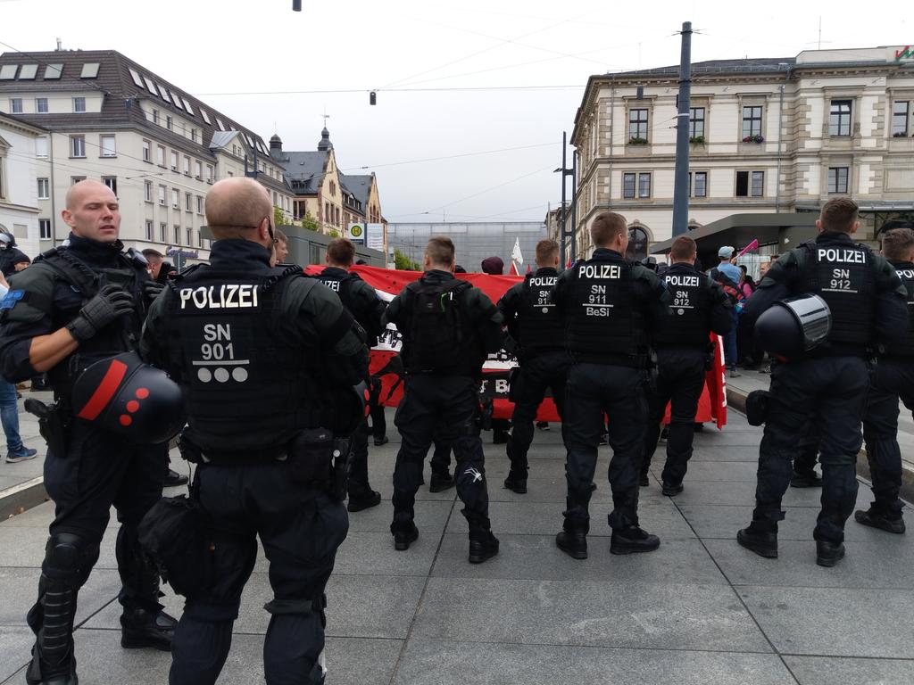 pm_cheung's tweet photo. #Chemnitz - 15.39:
Viele Grüße aus Chemnitz, ich bin hier und werde von den Protesten berichten.

Am Hauptbahnhof sammeln sich am Vorplatz die Leute, die aus Leipzig gekommen sind. Aktuell sind es mehr als tausend, es wird auf ein weiterer Zug gewartet.

#c0109 https://t.co/3PG7RpBbDc