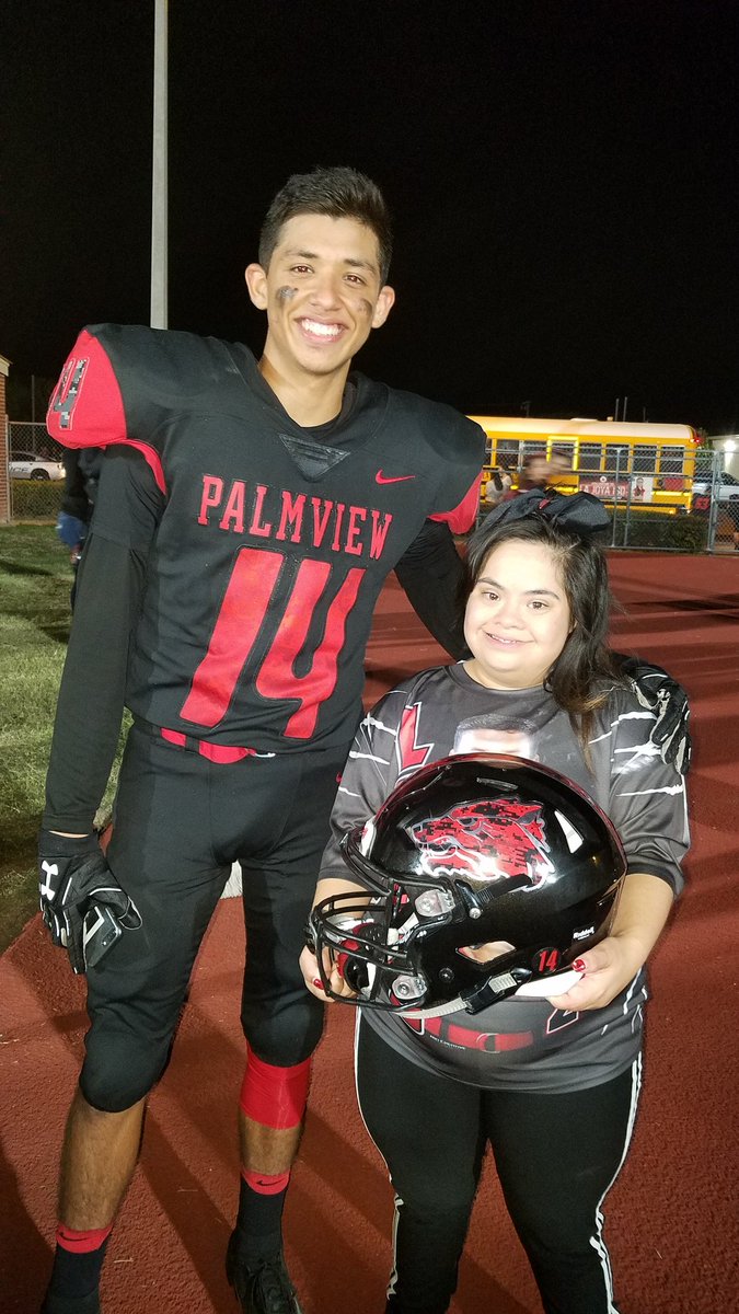 MaryJanePiwa's tweet photo. Viva had so much fun at the game.
#lobopride #phslobos #truefan #FridayNightLights https://t.co/sNWsx6sI7H