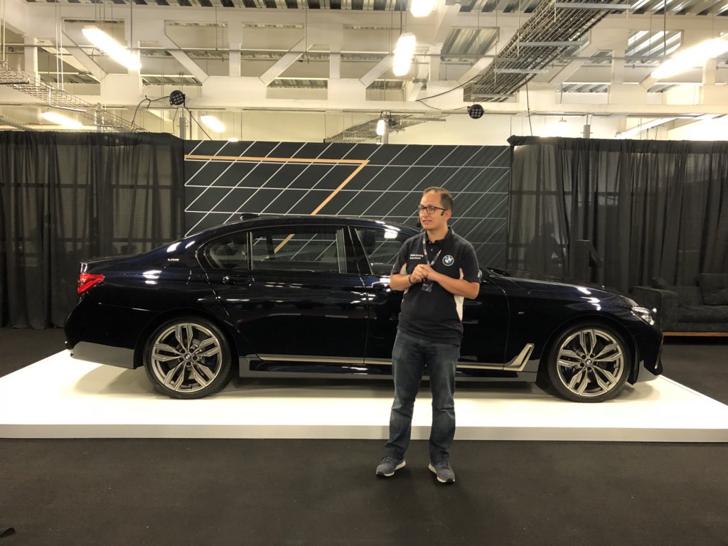 AutosyMas's tweet photo. BMW M760, motor 12 cilindros, 610 caballos de fuerza, hace el 0 a 100 km/h en 3.7 y alcanza una velocidad de 330 km/h. @BMWMex https://t.co/zgyQVDJ0Ls