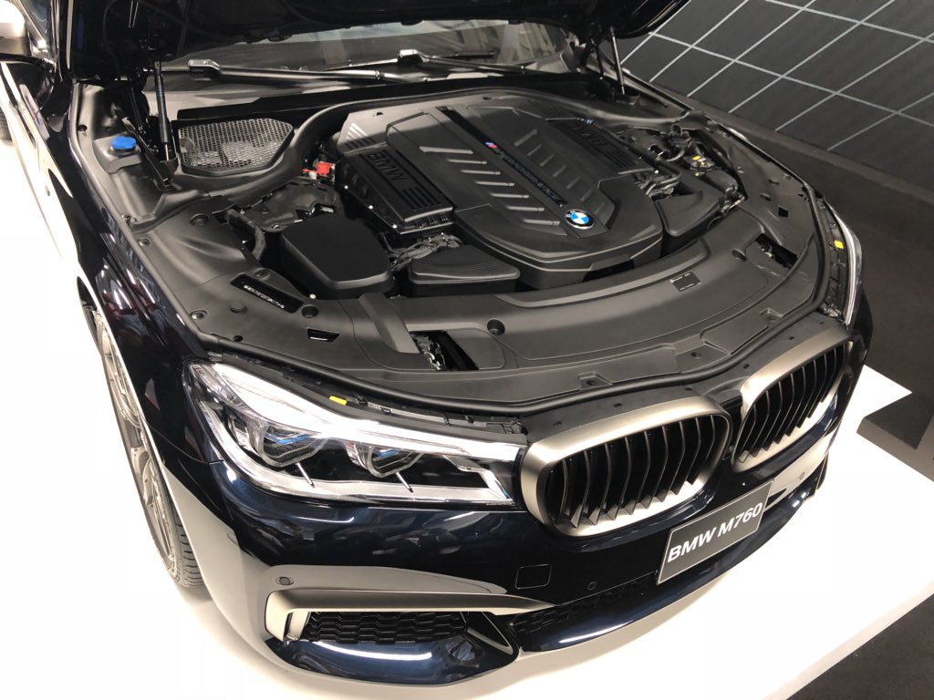AutosyMas's tweet photo. BMW M760, motor 12 cilindros, 610 caballos de fuerza, hace el 0 a 100 km/h en 3.7 y alcanza una velocidad de 330 km/h. @BMWMex https://t.co/zgyQVDJ0Ls