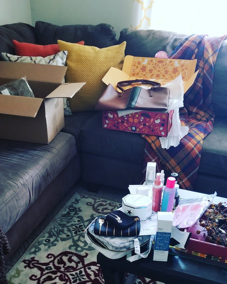 rwyrachel's tweet image. My giant box of @fabfitfun awesomeness arrived yesterday and I was too tired to pay attention to everything so today will be like Christmas morning when I go through it again AND put away everything😂🤷‍♀️💟 #FabFitFunBox #FabFitFun #FabFitFunFallBox #Fab #Fit #Fun #Obsessed