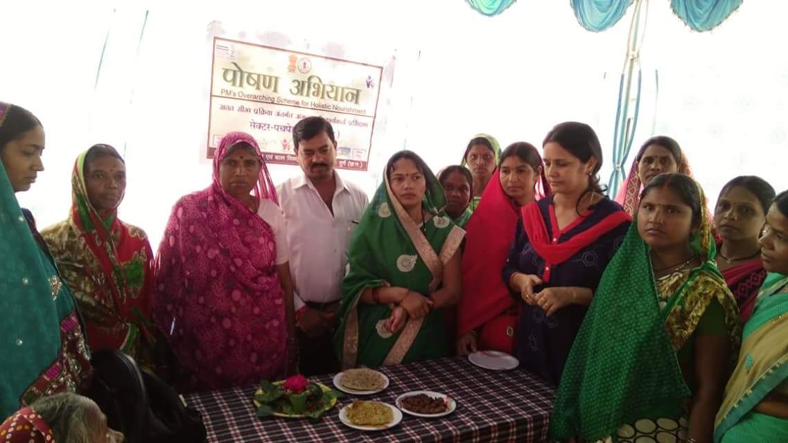 CgDurg's tweet photo. #POSHANAbhiyaan के अन्तर्गत #PoshanMaah के प्रथम दिवस पर ग्राम पंचायत घुघुवा में हलषष्ठी पर्व पर विभिन्न व्यंजन, छह भाजी वाली पौष्टिक रोटी, चीला, और चावल आटे का फरा आदि प्रदर्शन के साथ गर्भवती महिलाओं को संस्थागत प्रसव और शिशुवती महिलाओं को स्तनपान का रक्षा सूत्र बांधा गया। https://t.co/hM4MmPUTKZ