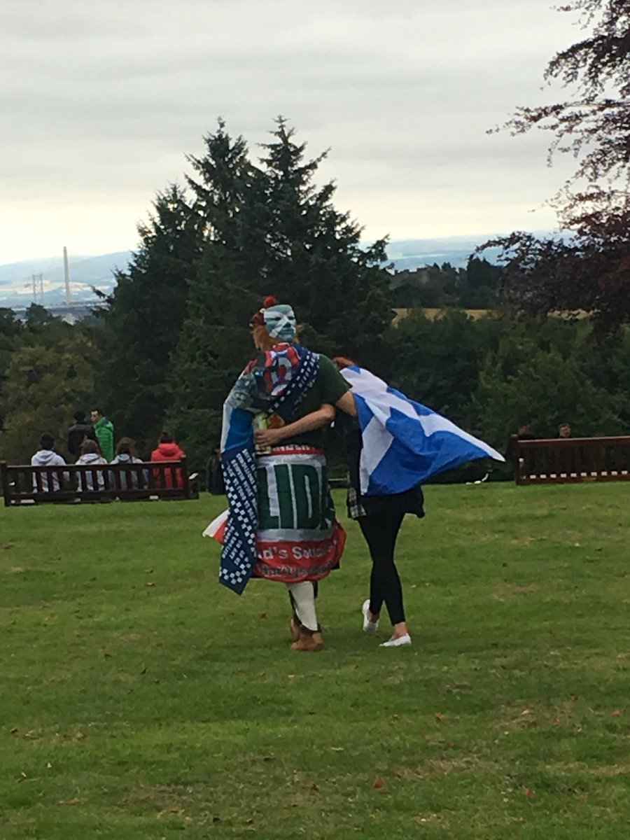 kikiblah's tweet photo. On the way back from Dunfermline, just can’t resist getting the Saltire out. #yesDunfermline #indryref2 https://t.co/lgE6ddOzPf