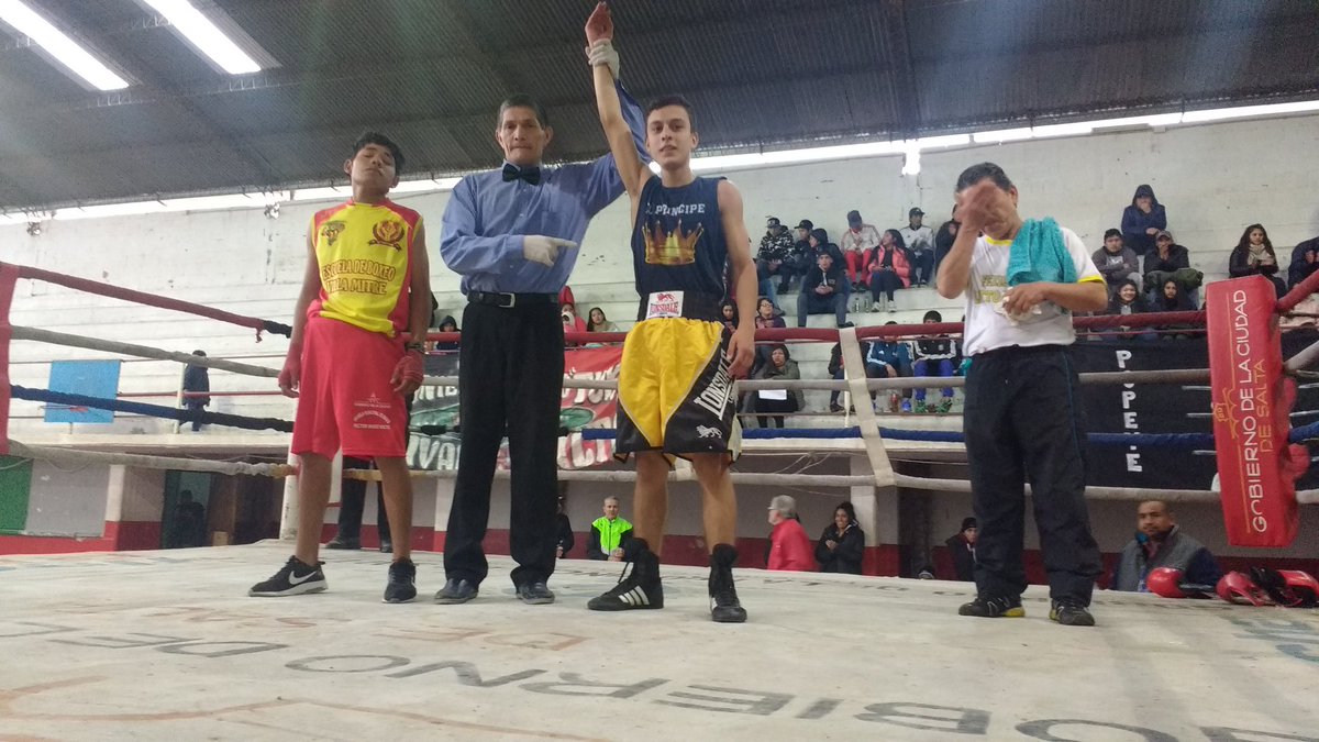 vascoG10's tweet photo. #BoxeoSalta Leandro Mendoza (Tartagal) le ganó por RSC 1 a Francisco Quiroga (Capital) y representarácia en la categoría 50 kg a nuestra Provincia en los Juegos Evita 2018. @EscMuniBoxSalta @SecDeporteSalta @CooperadoraSalt https://t.co/zBsnOj3gNv