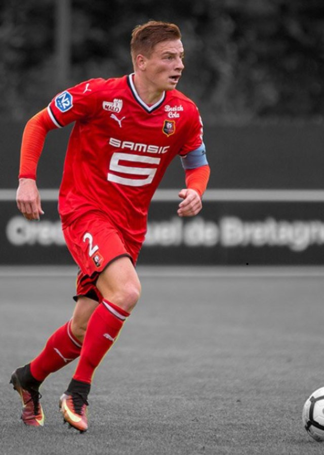 USSAINTMALO's tweet photo. #mercato : Alexandre Leroyer rejoint le couloir droit de @USSAINTMALO, prêté par le @staderennais ! Pour la 1ere fois, les dirigeants de nos voisins de Ligue 1 se sont entendus avec l'@USSAINTMALO pour un renfort jusque Juin 2019. Bienvenue @VilleSaintMalo Alexandre, #CaveCanem ! https://t.co/P1kGy07vxC