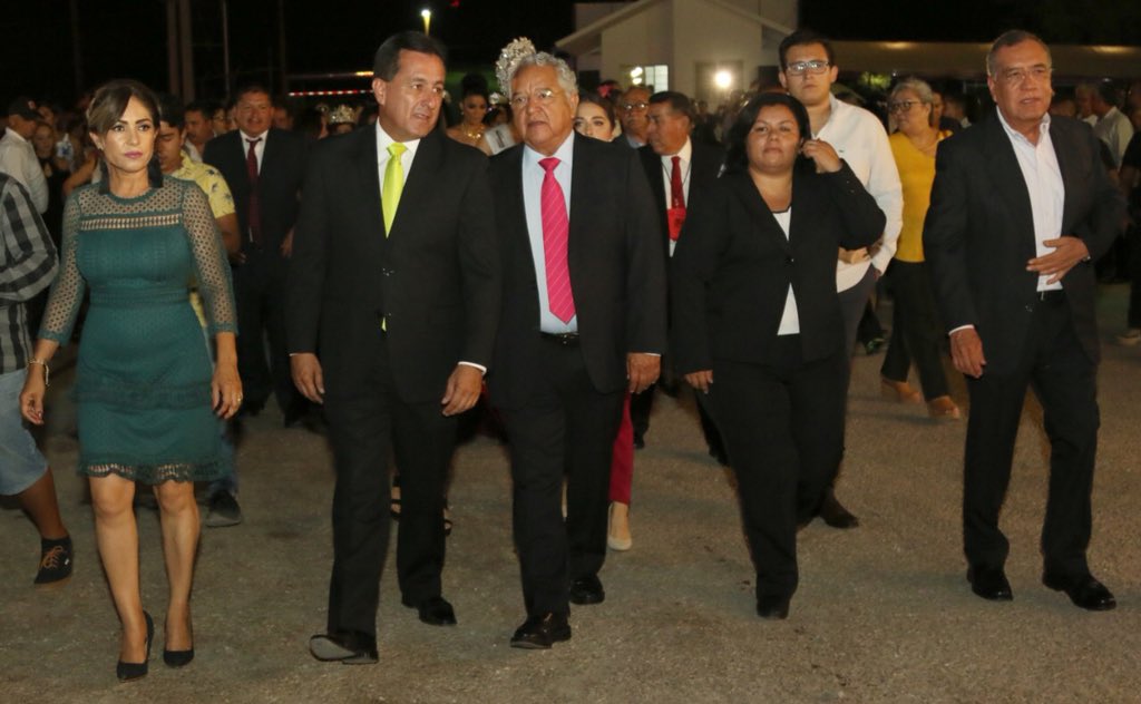 SEDERCOAH's tweet photo. Secretario @flores_mendez en representación de Gobernador @mrikelme inaugura y corona Reina en la Edición No. 54 de la Feria del #Melón y la #Sandía 2018 en #Matamoros #FuerteCoahuulaEs https://t.co/XgbU4IkzSS
