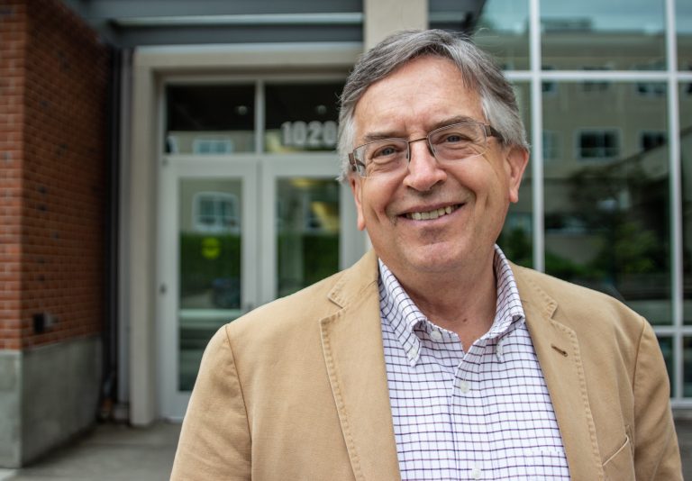 UOsojc's tweet photo. UO alumni &amp; retired @WSJ editor Jim Pensiero has inspired SOJC students and launched many onto strong career paths. Read his advice for budding journalists here: https://t.co/0G0yNOuq6r // Story by @Beckydh6 https://t.co/8wxKxYlBLC