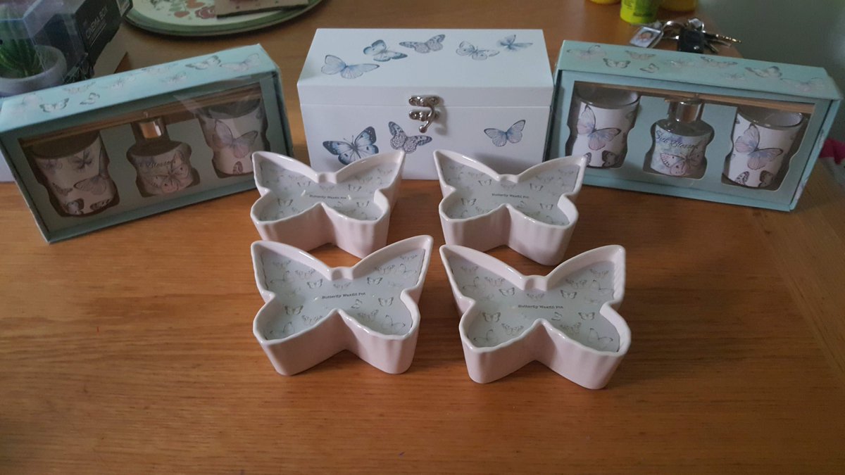 angelikarelika's tweet photo. Raffle prizes so far (not including the 10 complimentary tickets or vouchers to local attractions!)

Tickets on sale here: https://t.co/freWRXFkcy

#babylosshour #babylossawareness #simplysay #BreakTheSilence 

In aid of @AchingArms  and @_4Louis https://t.co/pybVI9IH7D