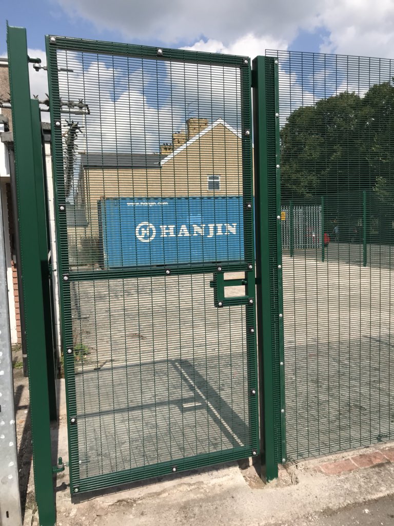 PRICEFENCING1's tweet image. A job well done by Mark &amp;amp; Jason on Shaftesbury community centre in Newport.
#358 #PrisonMesh
#PriceFencing
#WeDoItAll