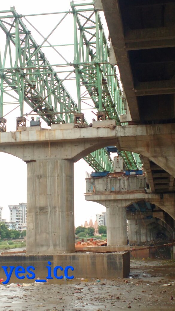 DevelopedSurat's tweet photo. #Girdle_started_2_Install on #Next_Span @ 
#Sardar_Bride on #RiverTapi

#AthwaGate to #Gujarat_Gas_Circle
to add #Two_More_Lane

#સરદાર_બ્રિજ પર
#અઠવાગેટ થી #અડાજણ તરફ
એક #નવા_સ્પાન પર #ગર્ડર_ફિટ_કરવાનું #કામ_શરૂ_થયું ...

#Surat #Gujarat #RanderZone Clicked by #FenilThakkar https://t.co/5Gv2Yk5rOg