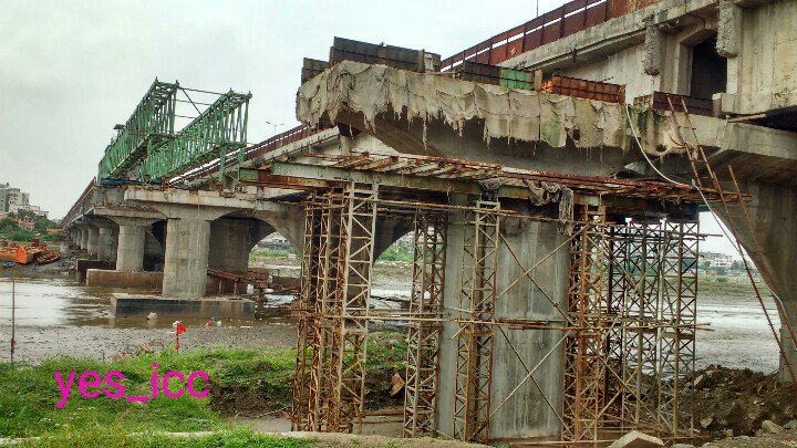 DevelopedSurat's tweet photo. #Girdle_started_2_Install on #Next_Span @ 
#Sardar_Bride on #RiverTapi

#AthwaGate to #Gujarat_Gas_Circle
to add #Two_More_Lane

#સરદાર_બ્રિજ પર
#અઠવાગેટ થી #અડાજણ તરફ
એક #નવા_સ્પાન પર #ગર્ડર_ફિટ_કરવાનું #કામ_શરૂ_થયું ...

#Surat #Gujarat #RanderZone Clicked by #FenilThakkar https://t.co/5Gv2Yk5rOg