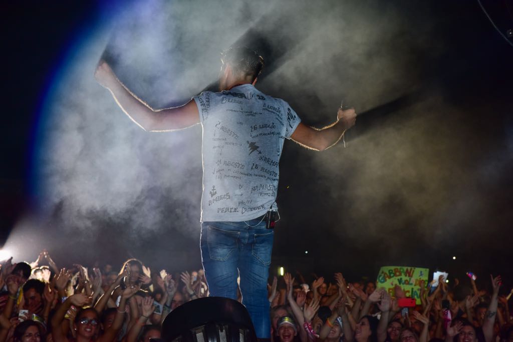 frankgabbani's tweet photo. #GABBALIVE18
Anche in questo mini-tour mi avete regalato qualcosa di davvero speciale. Che dire… Grazie, grazie, GRAZIE.
E ora si torna al lavoro per contraccambiare. Ci vediamo presto, con musica nuova!
📸 Gilberto De Candia https://t.co/zXRK2hA78Q