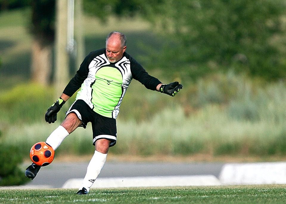 Chez les amateurs, la saison de #football reprend ses droits petit à petit sur tout les terrains de France. En Angleterre, les plus anciens ont trouvé un moyen de ne pas raccrocher les crampons et continuer à pratiquer avec le #walkingfootball  buff.ly/2whM9fA