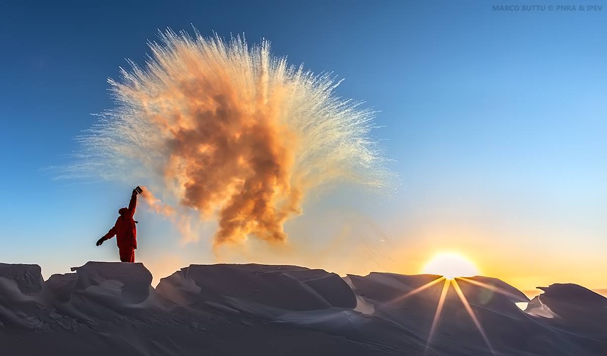 Despite the return of the Sun at Concordia Station, temperatures are -75°C (with wind chill: -95°C); time to throw boiling hot water into the air - the extremely cold temperatures quickly freeze water droplets, which fall as ice crystals, pic Marco Buttu PNRA/IPEV <a href="/ItaliAntartide/">ItaliAntartide</a>