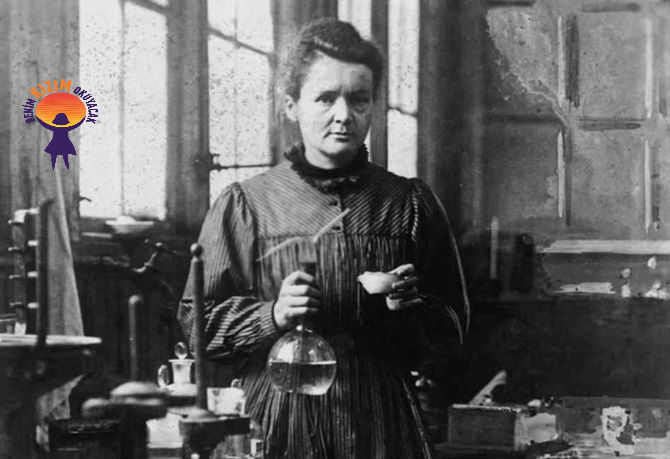 Element tablosundaki iki atomu keşfeden Polonya asıllı Fransız kadın kimyager Marie Curie, Radyoaktivite üzerine çalışmaları ile kimya tarihine adını yazdırmıştır.

İlk çalışmalarını eşinin imzasıyla yayınlamak zorunda kalsa da değeri anlaşılmıştır

#BenimKızımOkuyacak