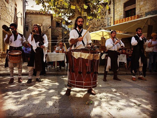 SubitusMedieval's tweet photo. Comencen les nostres actuacions al XXè Besalú Medieval.
Si ens veieu pels carrers, deixeu que la música +info: https://t.co/kyYBvxX7nF
#subitus #subtiusmedieval #santgregori #girona #catalunya #catalunyaexperience
@besalu_turisme #besalu #besalú #besal… https://t.co/X74ACm48rg https://t.co/Cg7Wh93DH5