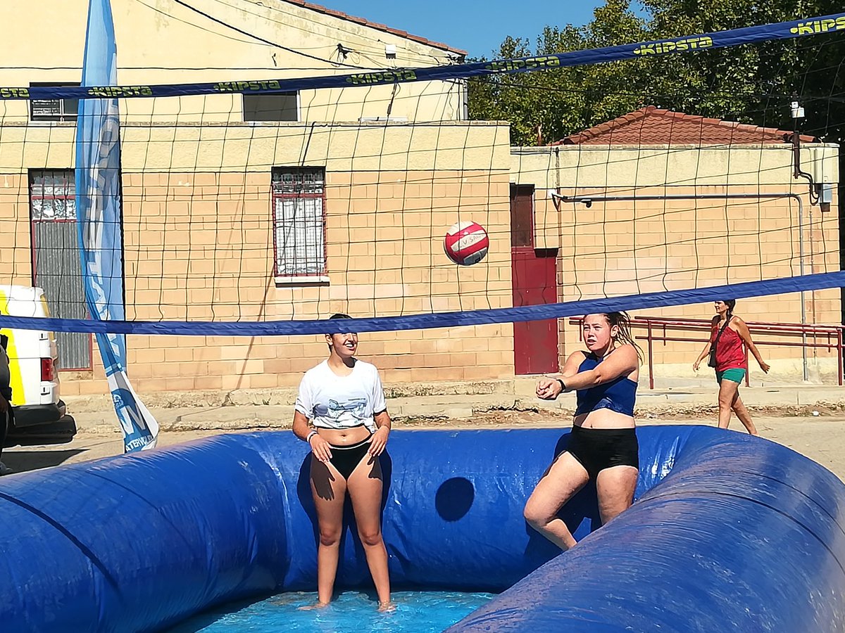 MultiVoley's tweet photo. En marcha la jornada de deportes minoritarios en @CJMovera. Hasta las 13,30h, puedes disfrutar gratis del @watervoley y otros deportes minoritarios y emergentes. ¡Te esperamos! #Multivoley2018 @JuventudZGZ #Watervoley #StreetWorkOut #Jugger https://t.co/GMl2WpWOZf