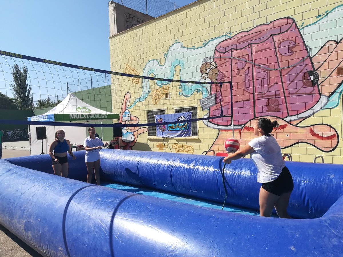 MultiVoley's tweet photo. En marcha la jornada de deportes minoritarios en @CJMovera. Hasta las 13,30h, puedes disfrutar gratis del @watervoley y otros deportes minoritarios y emergentes. ¡Te esperamos! #Multivoley2018 @JuventudZGZ #Watervoley #StreetWorkOut #Jugger https://t.co/GMl2WpWOZf