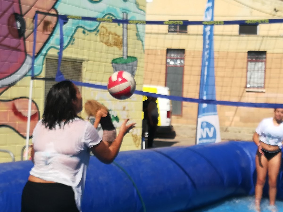 MultiVoley's tweet photo. En marcha la jornada de deportes minoritarios en @CJMovera. Hasta las 13,30h, puedes disfrutar gratis del @watervoley y otros deportes minoritarios y emergentes. ¡Te esperamos! #Multivoley2018 @JuventudZGZ #Watervoley #StreetWorkOut #Jugger https://t.co/GMl2WpWOZf