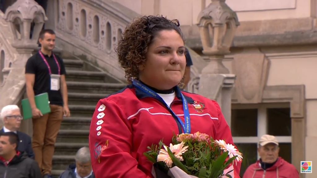 FLEXARCHERY's tweet photo. ¿Sabes lo que tiene el Capitán del Equipo español en la cabeza mientras celebra que #AndreaMarcosGarcía es Campeona de Europa en Arco Compuesto en #EACLegnica18 #poweredbysoloflex? Pues eso, solo Flex. #Flexcap.¡¡ Enhorabuena campeona¡¡ https://t.co/pQP5i8L3ll