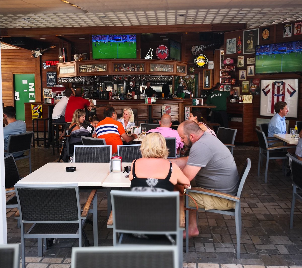 V1Experiencia's tweet photo. Si piensas que los mejores partidos y demás espectáculos deportivos se viven mejor en compañía y con caña en mano, The Irish Tavern es tu lugar ideal
.
#viveunaexperiencia #experiencia #marbella #costadelsol #puertobanus #cerveza #futbol #sport #beer #friends https://t.co/LjspUJNUDv