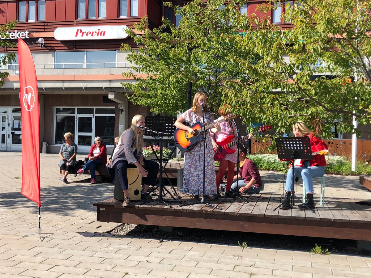 vansterpartiettimra tweet media