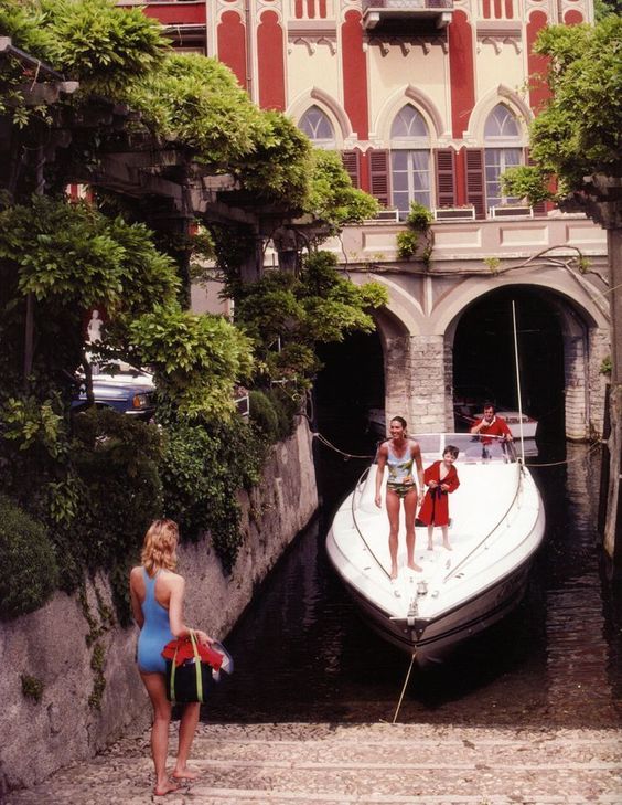 Loving everything about this image especially the red @slim_aarons