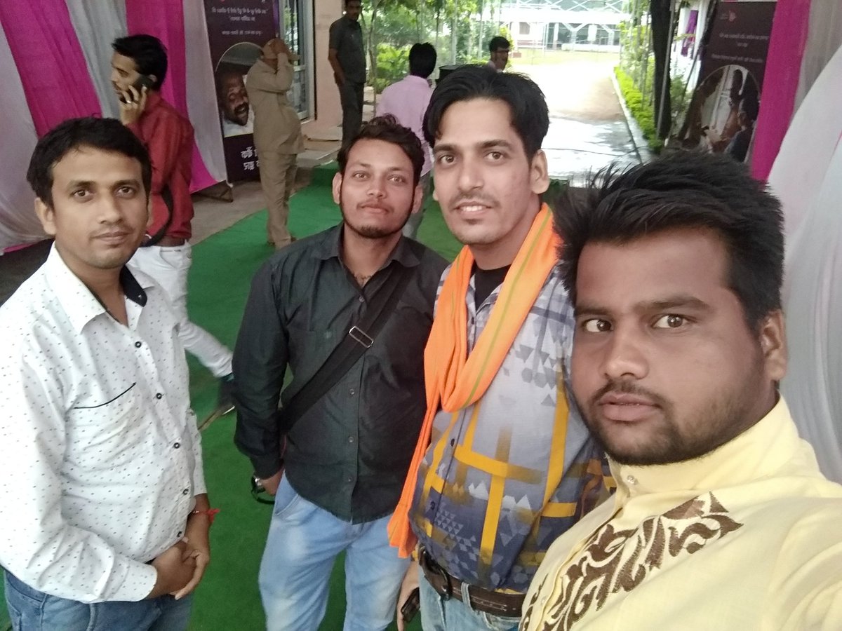 Lokendra_vhm's tweet photo. #जय_श्रीराम @myogiadityanath जी
ज़िंदाबाद
आज @HYV_CG के प्रदेश मीडिया प्रभारी @anurag_hyv  के साथ चर्चा करते हुए सेल्फ़ी ली। @Eranuj_vhm @Lokendra00007g2 https://t.co/IfkM449yXG