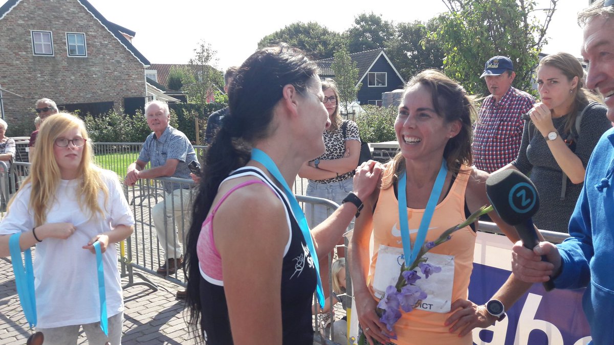 PZCSport's tweet photo. Monica Sanderse wint #kustloop. Verslaat in een sprint Anjolie Engels. 0,02 sec verschil. Het liefst willen ze samen als nummers 1 gehuldigd worden. https://t.co/sDB2613z9h