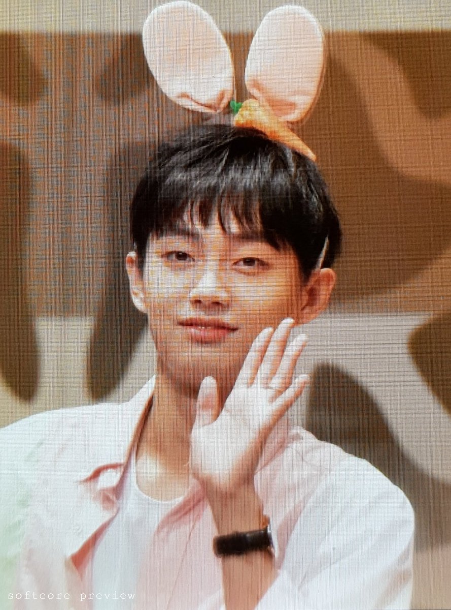 softcore9698's tweet photo. 180901 [PRV]심석홀 팬싸. 
음 오늘따라 앞머리도 토끼가 먹은것 같고 정말 토끼같은걸?🐰 #김용국 https://t.co/uZeMAOmfPR