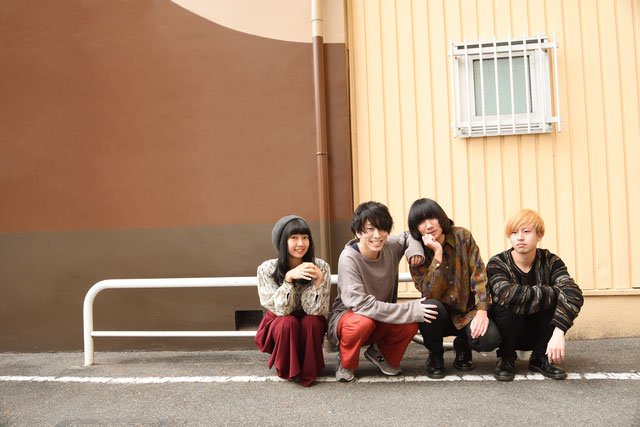 skream_japan's tweet photo. 男女トリプルVo擁する新感覚ギター・ロック・バンド FEEDWIT、加藤マニが映像を手掛ける新曲「シュナウザー」MV公開。感覚ピエロの秋月琢登（Gt）よりコメントも https://t.co/5KOP2OHCDD https://t.co/LappTd86zG